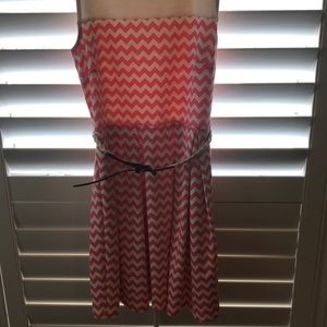 Chevron print dress with pleats and belt